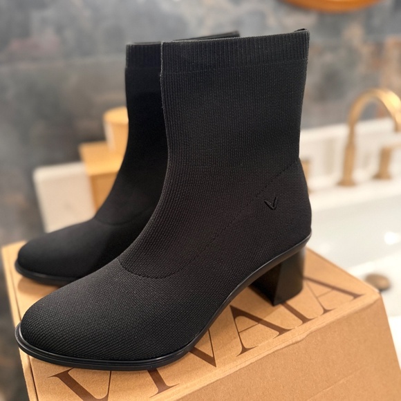 Vivaia Boots - Picture 2 of 4